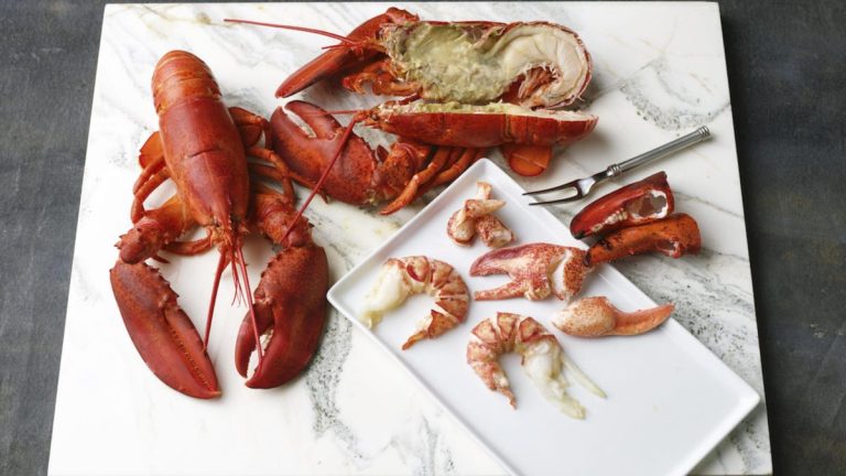 A way to select the most delicious lobster claws at a seafood marketplace