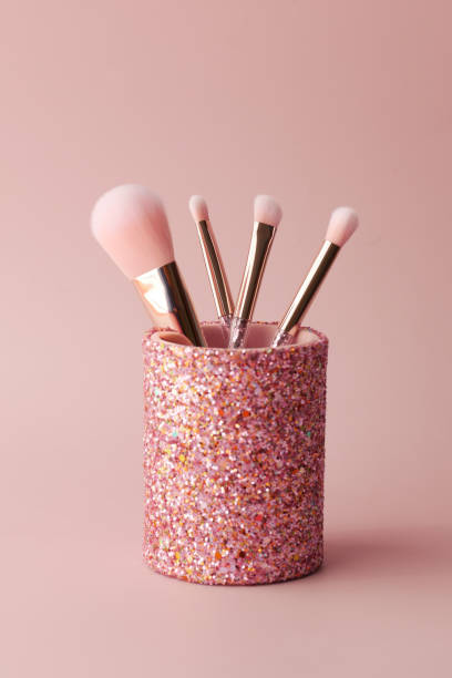 DIFFERENT TYPES OF MAKEUP BRUSHES AND THEIR USES